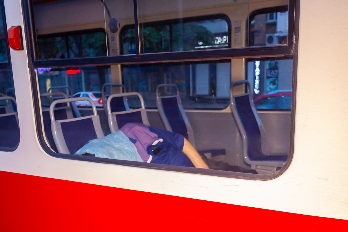 Пассажиры и кондуктор пытались оказать погибшему первую помощь, но безрезультатно Пассажиры и кондуктор пытались оказать погибшему первую помощь, но безрезультатно