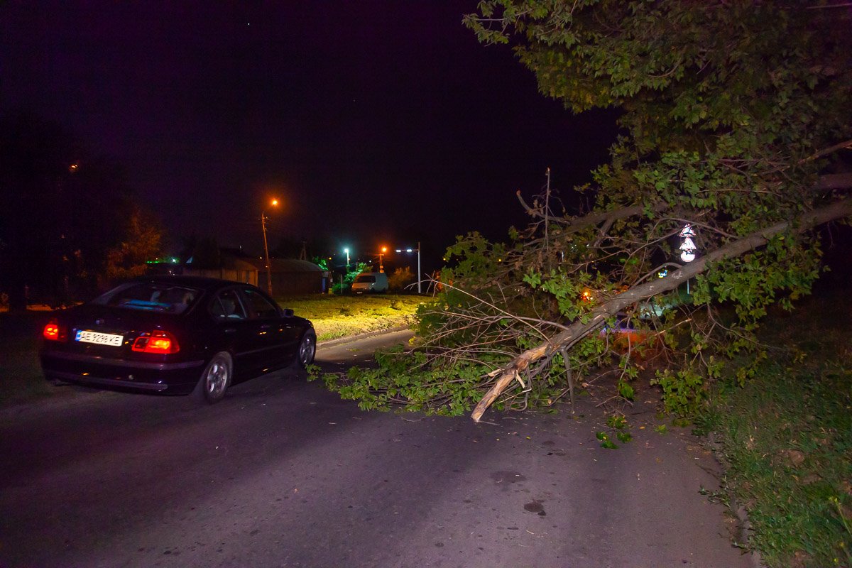 Водители уже начали объезжать препятствие по газону Водители уже начали объезжать препятствие по газону