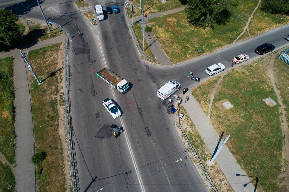 на Паникахи столкнулись грузовой автомобиль TATA и мотоцикл