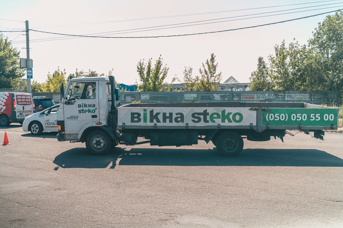 Грузовой автомобиль находился в правом ряду, а мотоцикл в левом