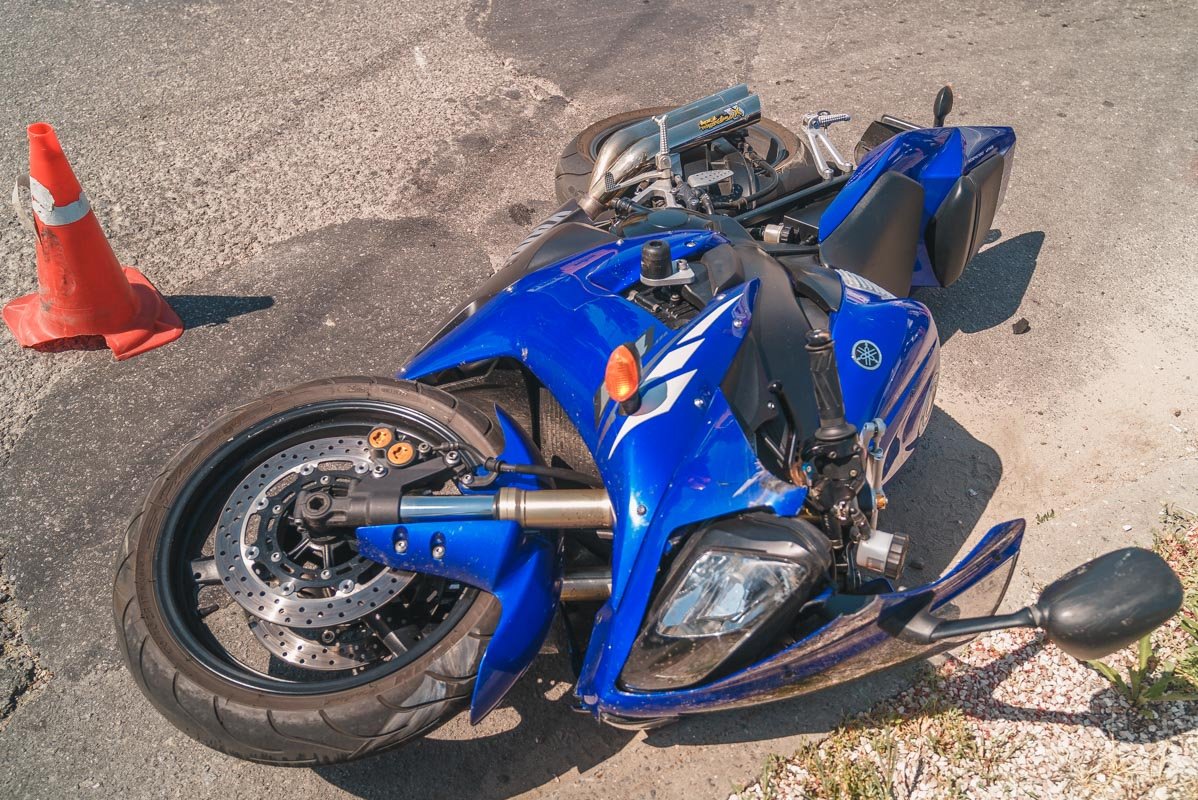 TATA планировал перестроиться, пересек двойную сплошную и задел мотоцикл