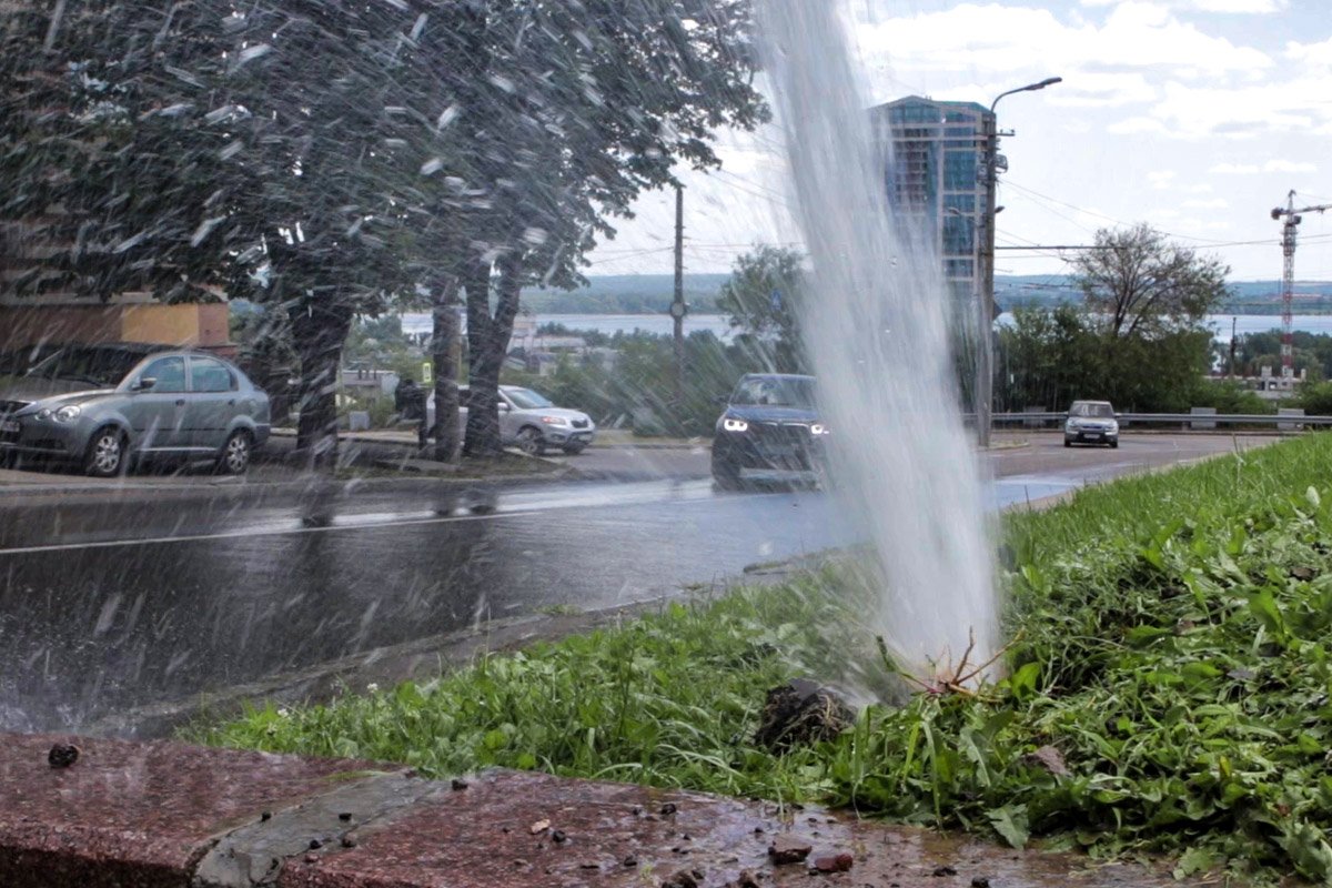 Зато траву полили