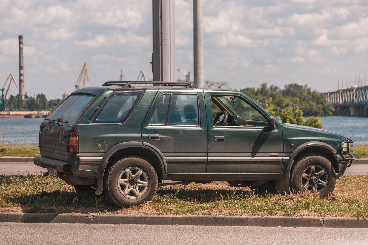 От удара Opel вынесло на разделитель От удара Opel вынесло на разделитель