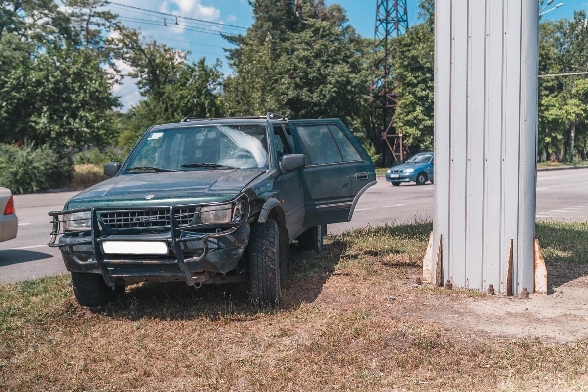 Машина остановилась в метре от опоры рекламного щита Машина остановилась в метре от опоры рекламного щита