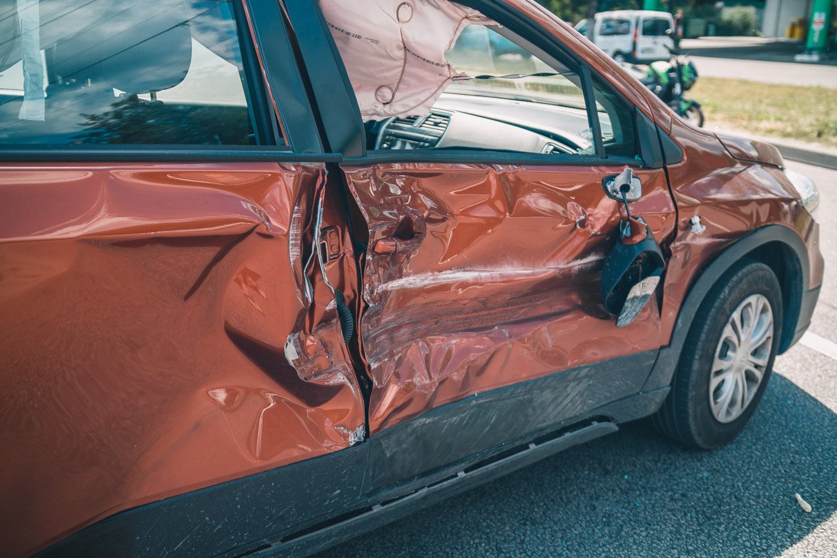 Opel ударил иномарки в правую пассажирскую дверь Opel ударил иномарки в правую пассажирскую дверь