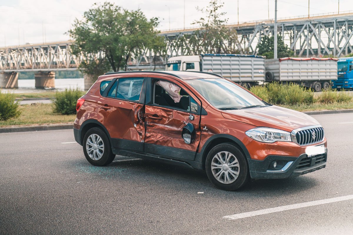Девушке, которая была за рулем Suzuki, пришлось вызывать скорую Девушке, которая была за рулем Suzuki, пришлось вызывать скорую