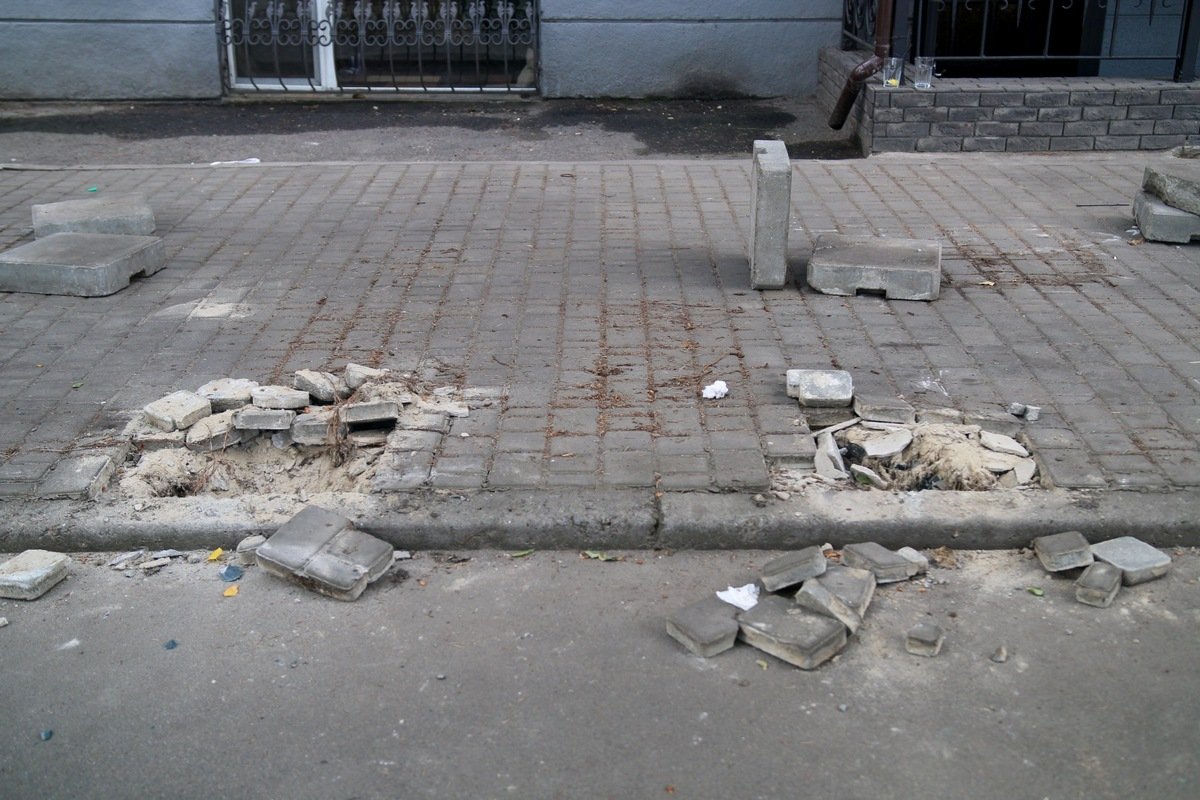 Под снос пошло все - от металлических ограждений и рекламных сооружений до зонтиков и столиков