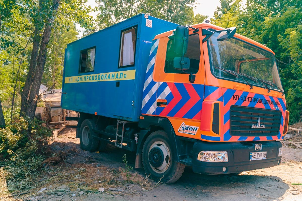 Автомобиль коммунального приятия заблокировали, но сотрудники вели себя сдержанно  Автомобиль коммунального приятия заблокировали, но сотрудники вели себя сдержанно