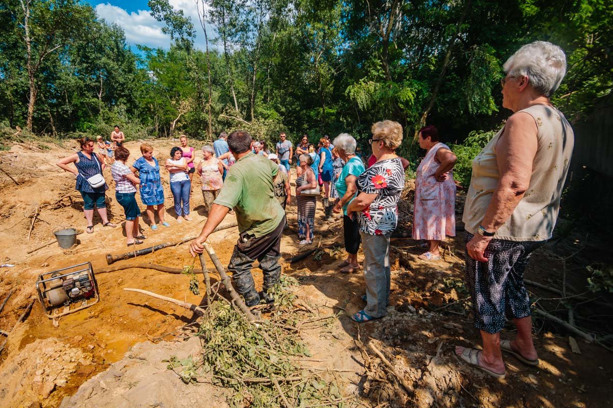 Люди не хотели отпускать мастеров, пока в их домах не появится вода Люди не хотели отпускать мастеров, пока в их домах не появится вода