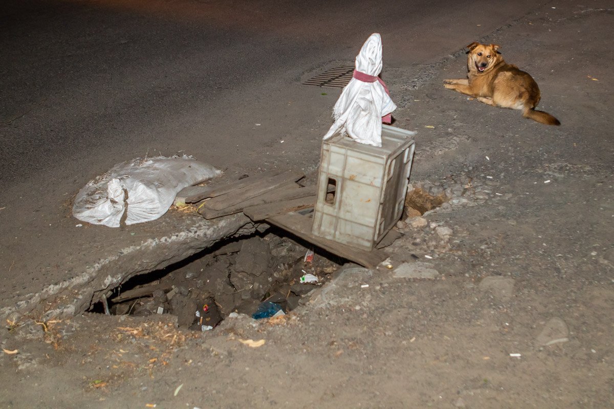 Выбоина находится здесь уже несколько месяцев Выбоина находится здесь уже несколько месяцев