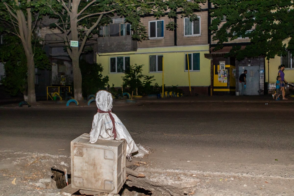 Яму "охраняет" чучело Яму "охраняет" чучело