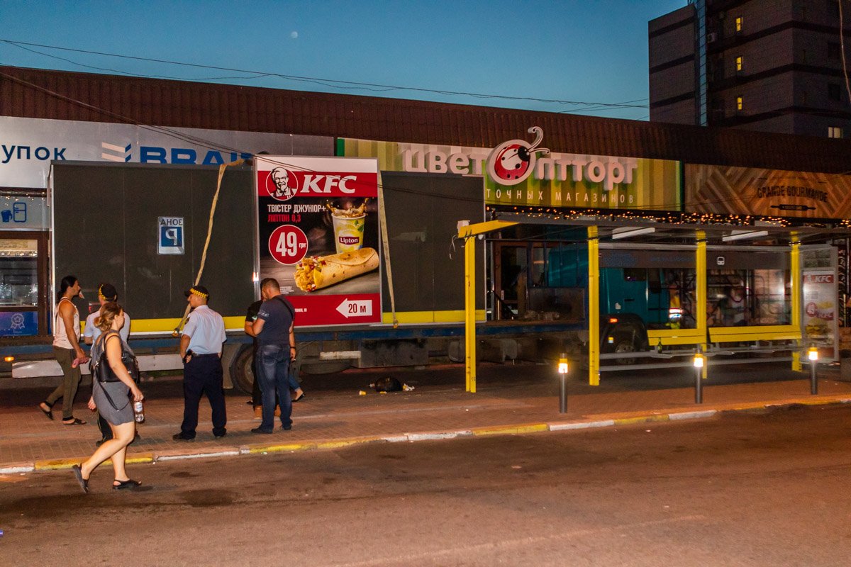 В центре Днепра начали борьбу с киосками на остановках В центре Днепра начали борьбу с киосками на остановках