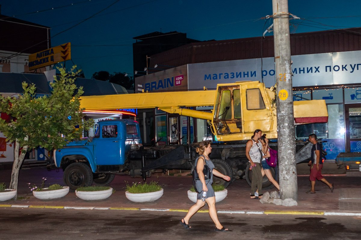 По личному указанию мэра убрали киоск на Мономаха По личному указанию мэра убрали киоск на Мономаха