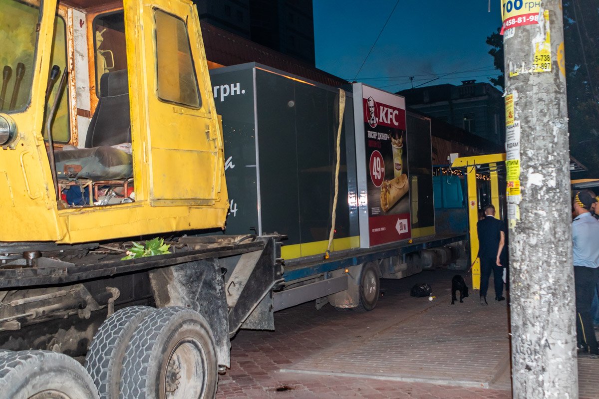 За день уже убрали несколько таких киосков За день уже убрали несколько таких киосков