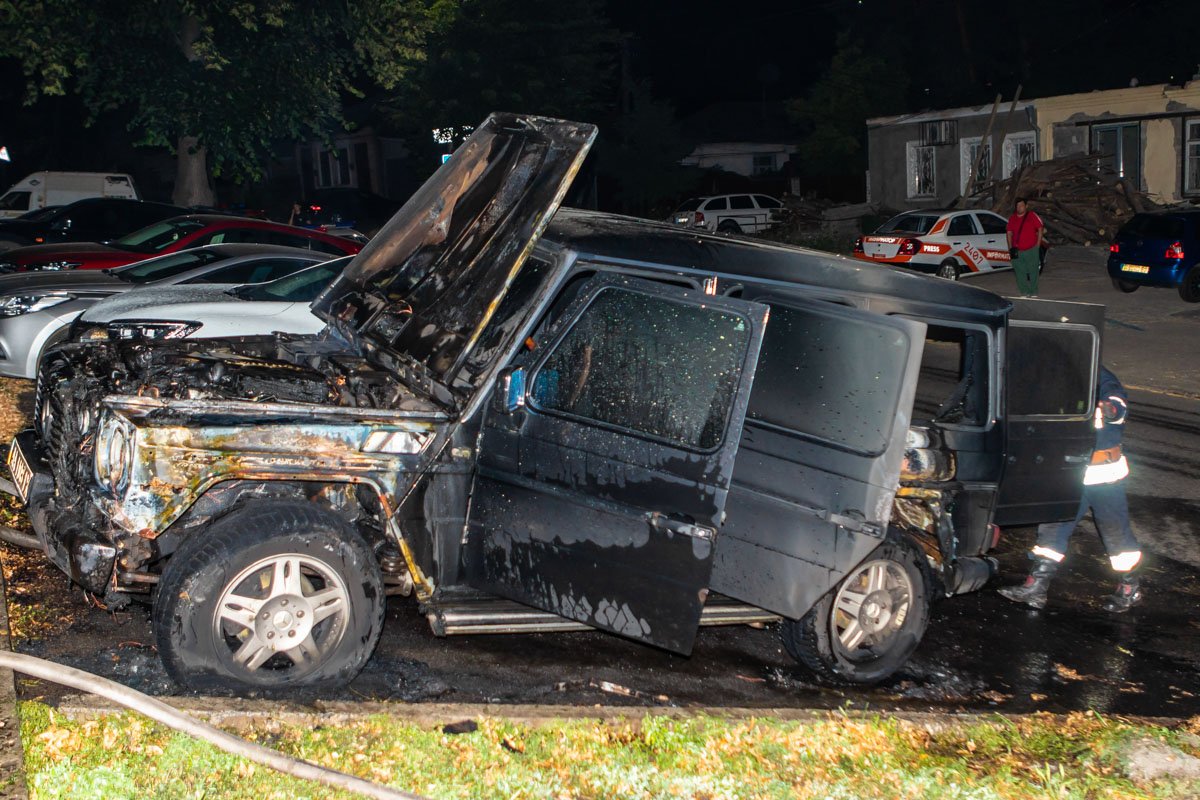 Сильно обгорели передняя и боковая часть Сильно обгорели передняя и боковая часть