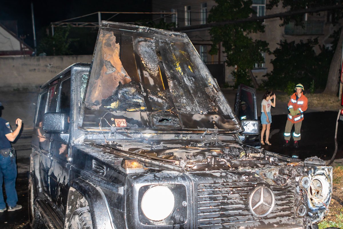 Спасатели взламывали капот Спасатели взламывали капот