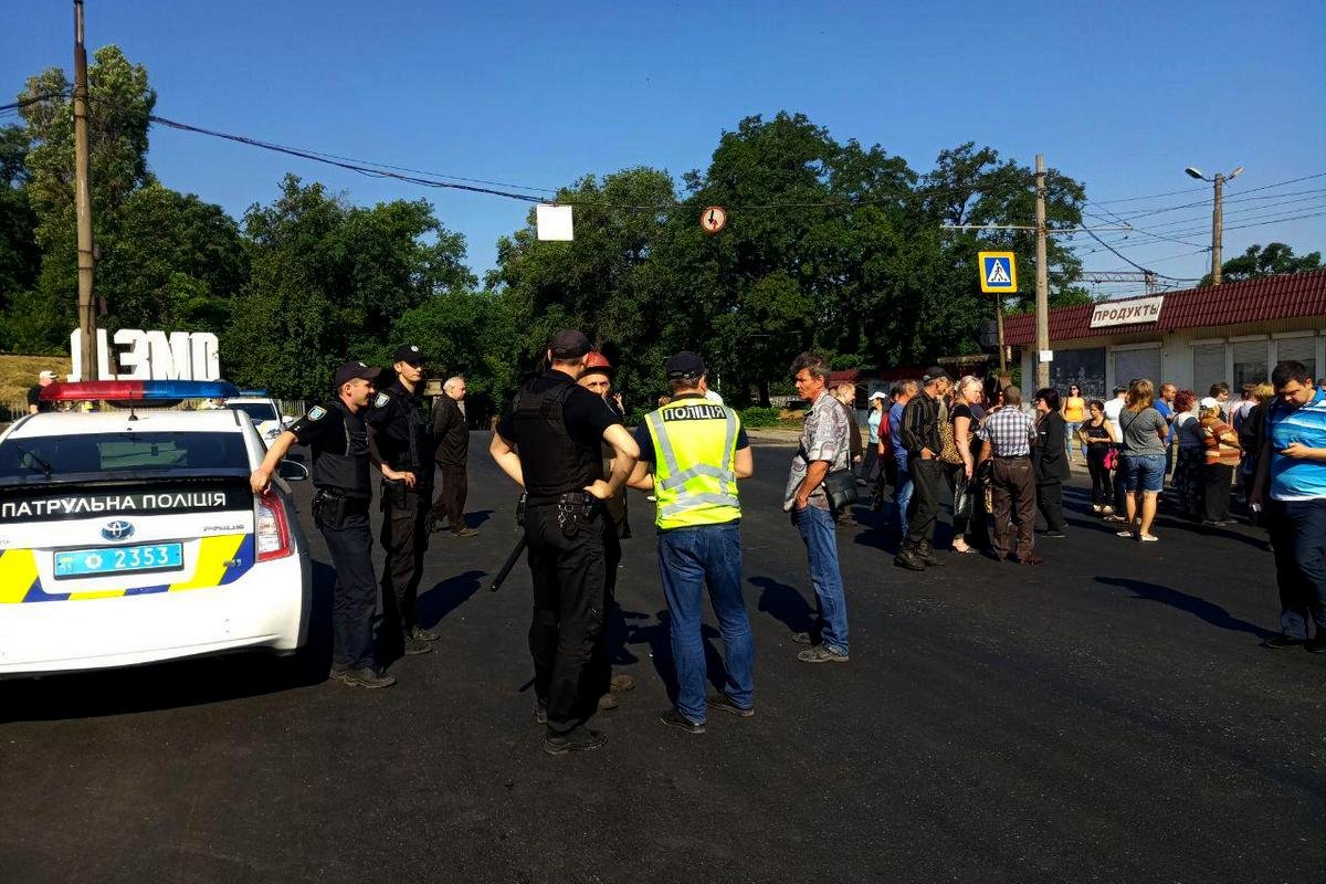 Митингующие перекрыли дорогу напротив центрального входа ДЗМО Митингующие перекрыли дорогу напротив центрального входа ДЗМО