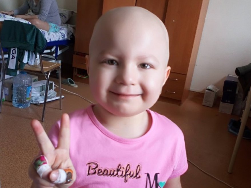 Уже год девочка пытается побороть лейкоз 