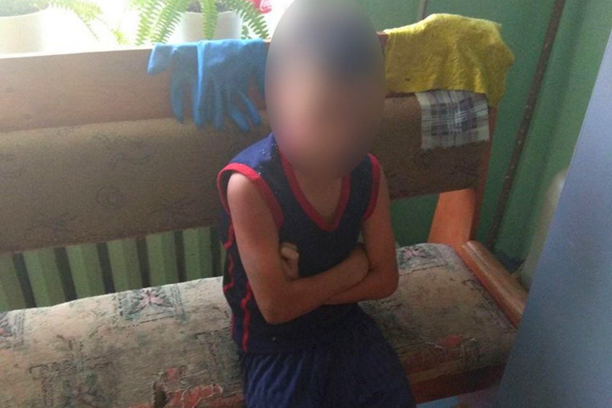 10-летнего мальчика в состоянии алкогольного опьянени нашли лежащим на стадионе