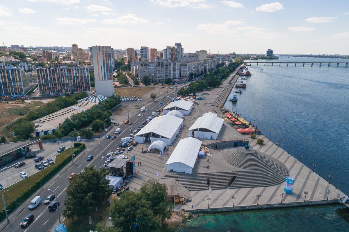 На Фестивальном причале обустроили целый городок На Фестивальном причале обустроили целый городок