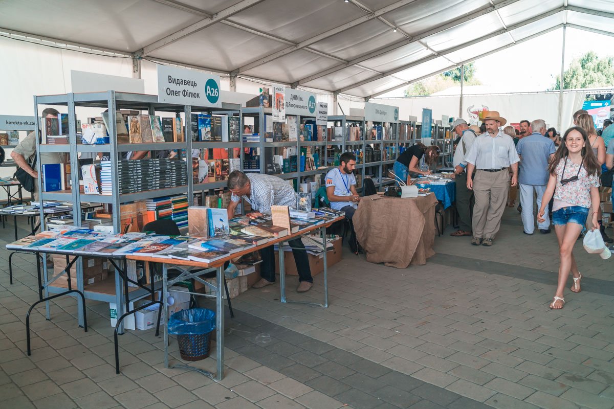 И просторные палатки с книгами И просторные палатки с книгами