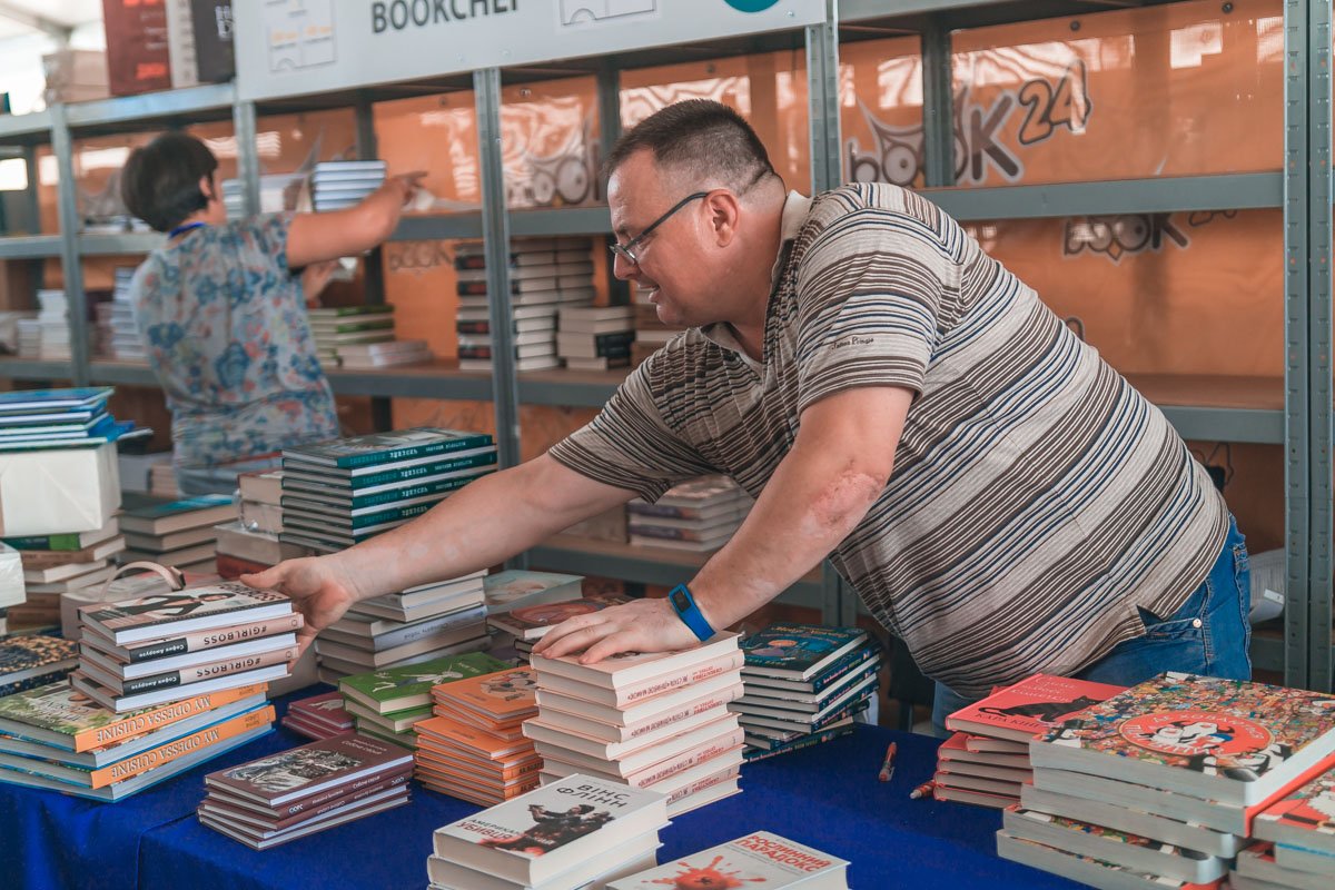 Представители издательских домов помогали выбрать книгу Представители издательских домов помогали выбрать книгу