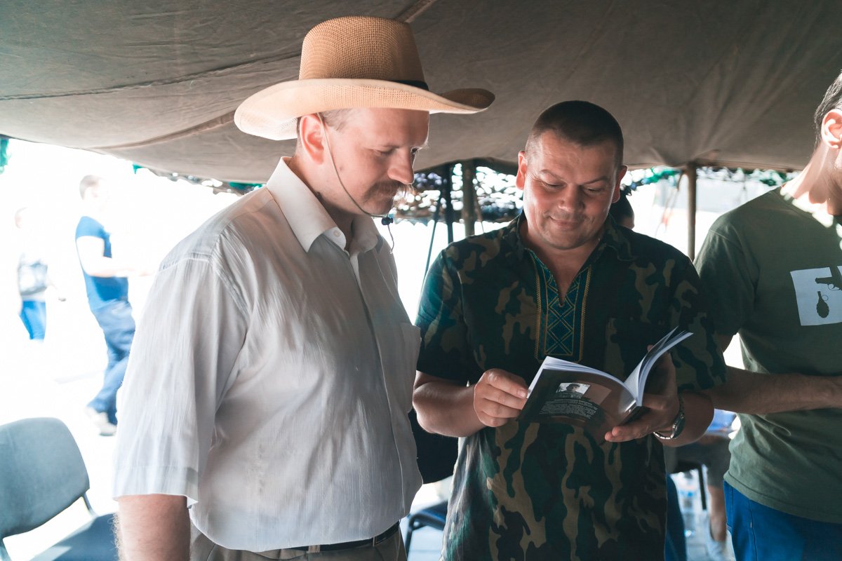 Люди охотно обсуждали произведения Люди охотно обсуждали произведения