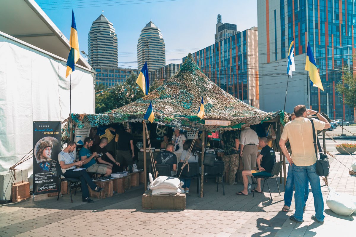 Здесь можно было найти литературу о войне, сувениры и познакомиться с участниками АТО Здесь можно было найти литературу о войне, сувениры и познакомиться с участниками АТО