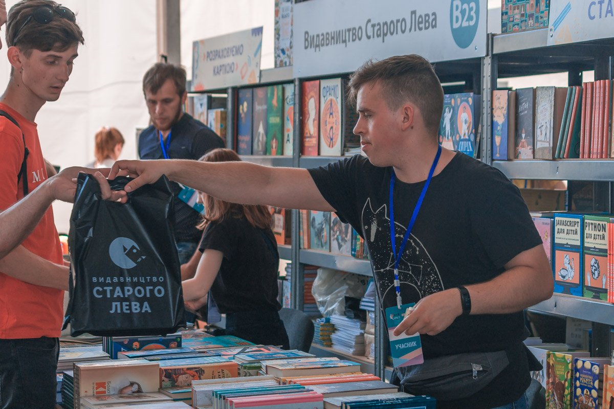 Книг здесь было так много, что каждый мог найти то, что придется по душе Книг здесь было так много, что каждый мог найти то, что придется по душе