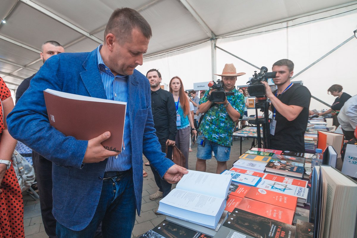 Домашнюю библиотеку обновил и Борис Филатов Домашнюю библиотеку обновил и Борис Филатов