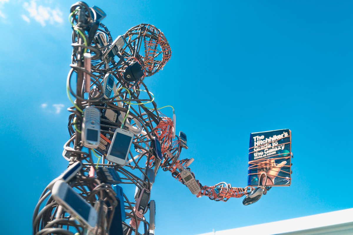 Такую инсталляцию можно было найти у сцены Такую инсталляцию можно было найти у сцены