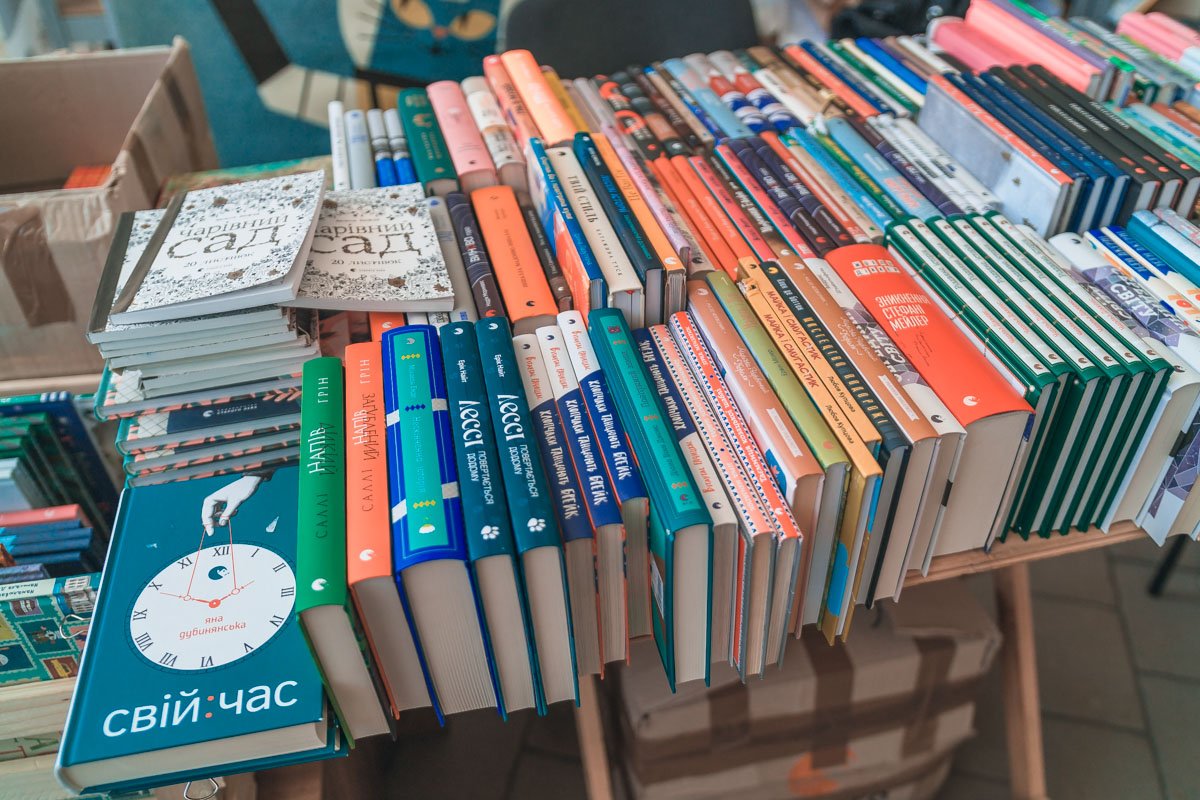 Были представлены не только художественные произведения, но и различные справочники Были представлены не только художественные произведения, но и различные справочники