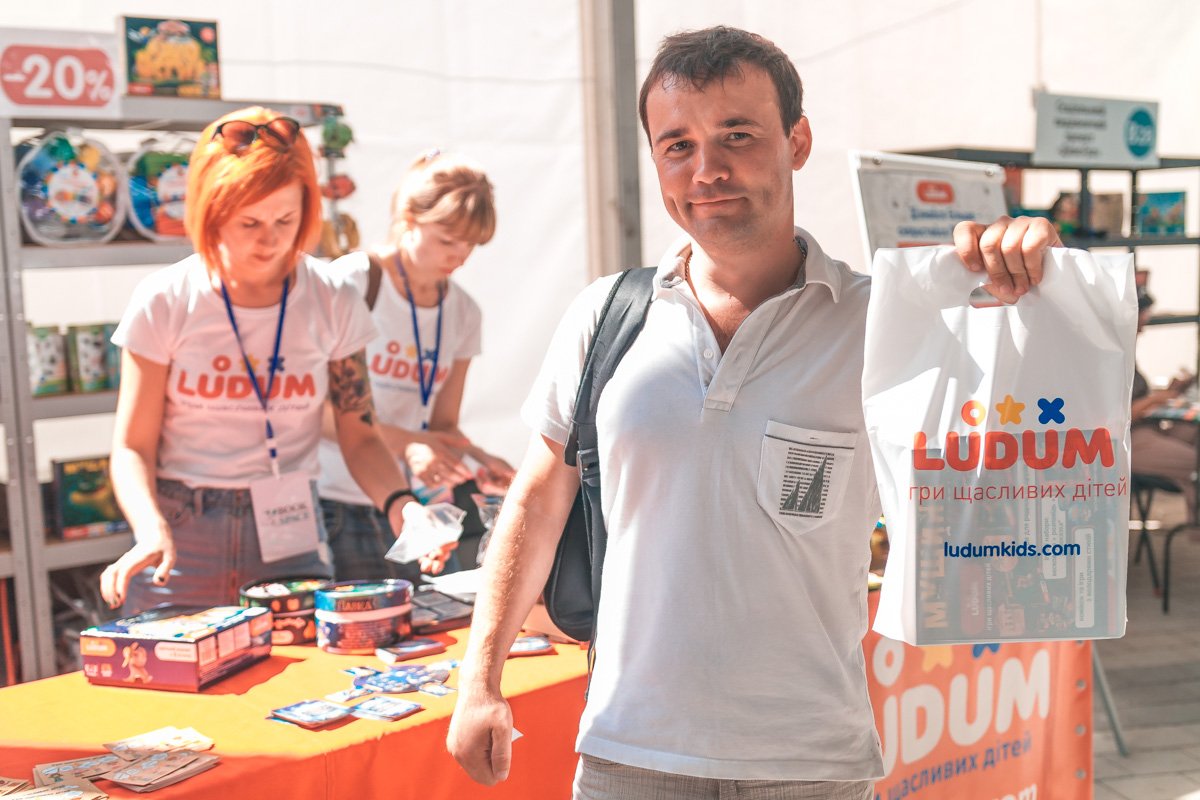 Находясь в такой атмосфере, просто невозможно что-то не купить Находясь в такой атмосфере, просто невозможно что-то не купить