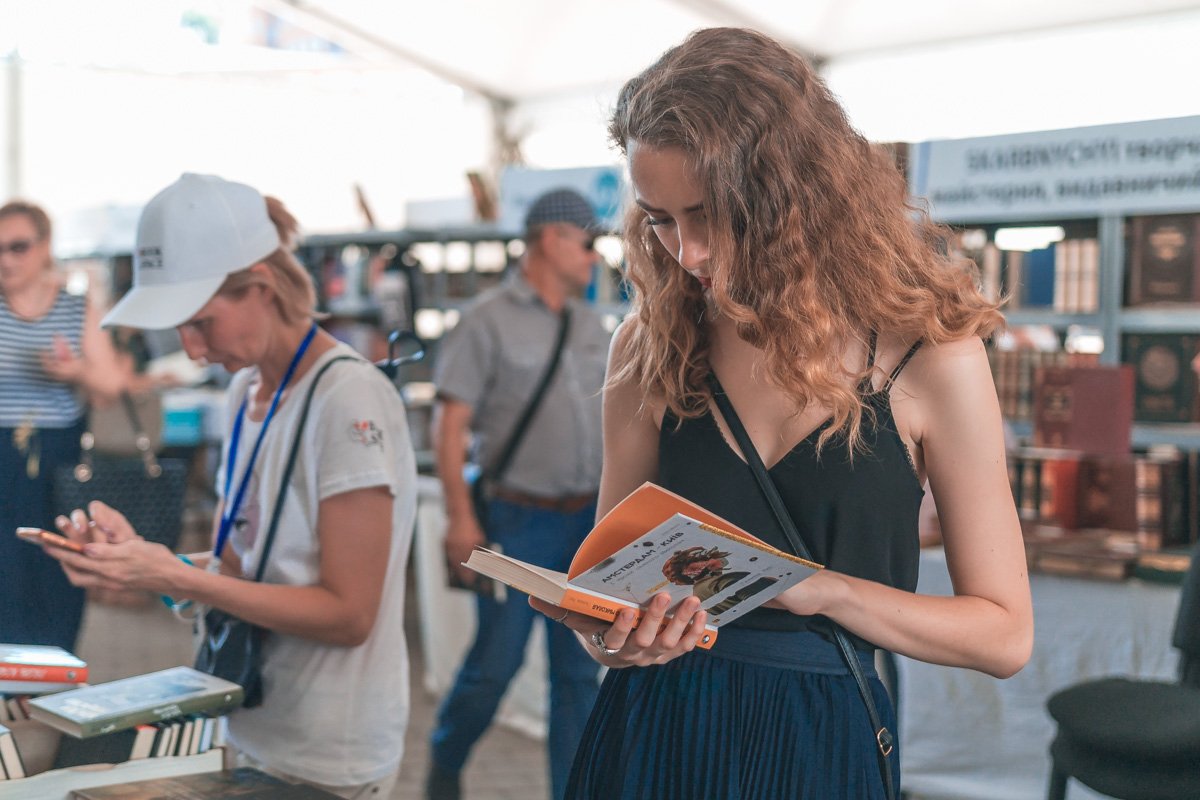 Количество интересных людей здесь прямо пропорционально количеству книг на прилавках Количество интересных людей здесь прямо пропорционально количеству книг на прилавках