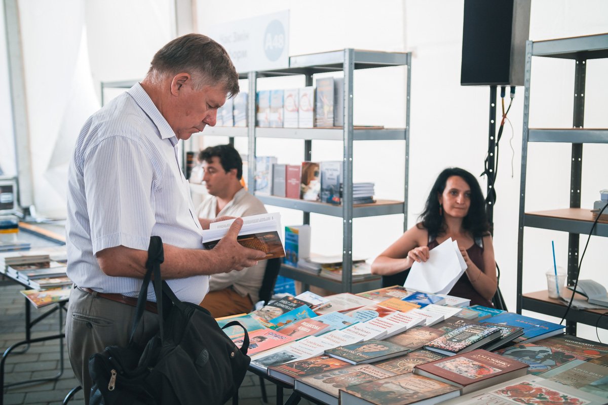 Человек с хорошей книгой в руках никогда не может быть одиноким Человек с хорошей книгой в руках никогда не может быть одиноким