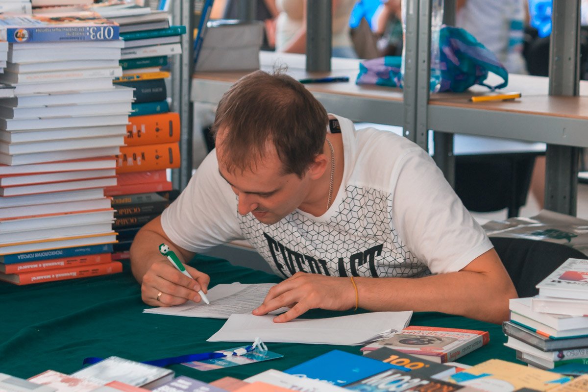 Всегда приятно получать книгу с автографом. Как будто забираешь частичку автора с собой Всегда приятно получать книгу с автографом. Как будто забираешь частичку автора с собой