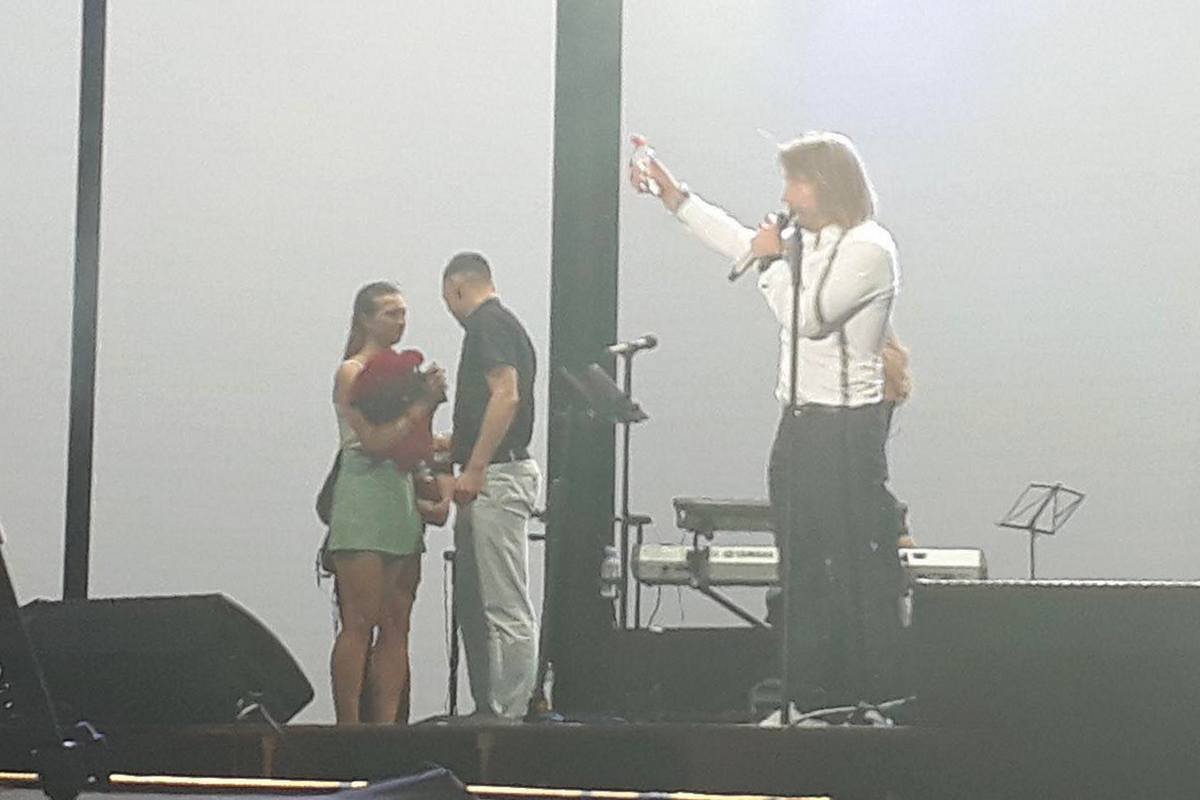 Винник сказал, что кто-то из поклонниц потерял паспорт и, назвав имя, попросил девушку подняться на сцену Винник сказал, что кто-то из поклонниц потерял паспорт и, назвав имя, попросил девушку подняться на сцену