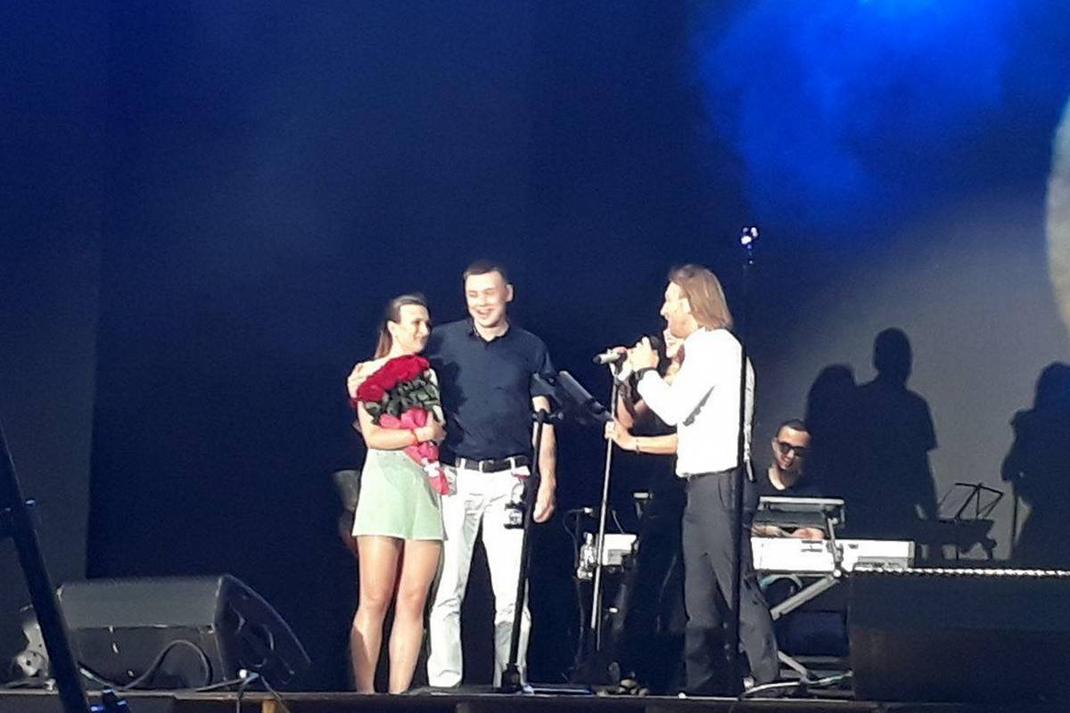 Парень рассказал о своих чувствах и сделал своей возлюбленной предложение руки и сердца Парень рассказал о своих чувствах и сделал своей возлюбленной предложение руки и сердца