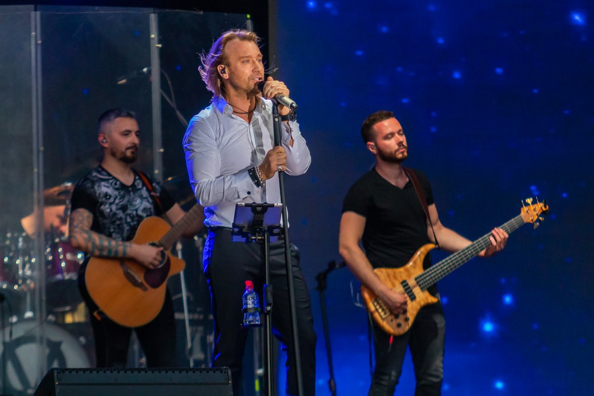 Его образ дополнила белая рубашка и темные брюки