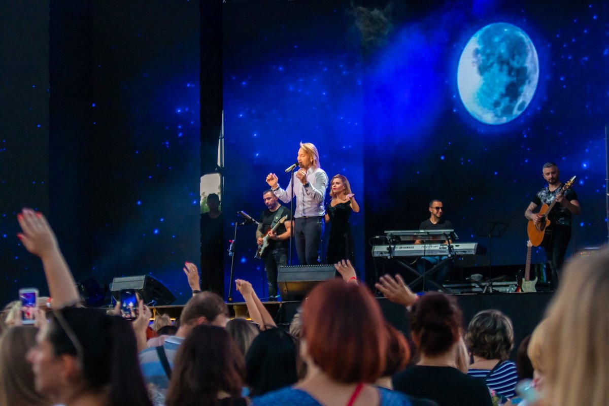 Ніч яка місячна