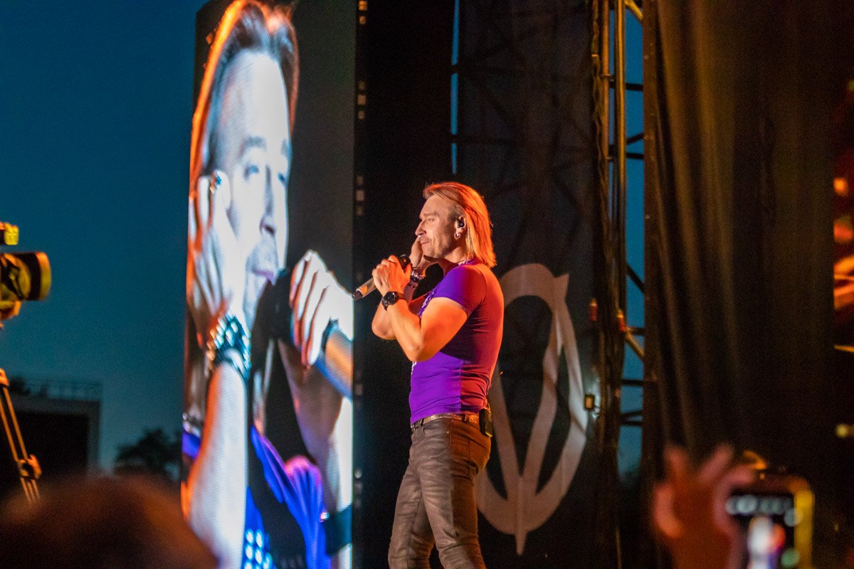 Певец исполнил свои хиты