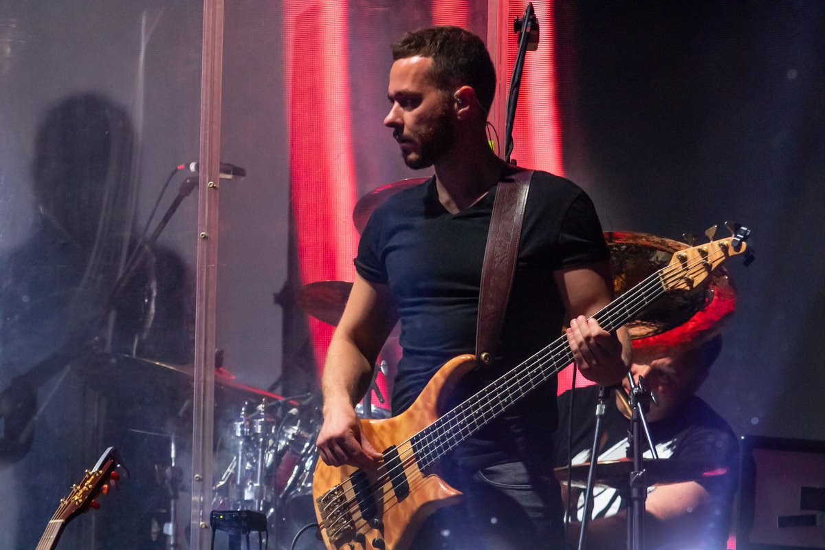 В этом ему помогали драйвовые гитаристы