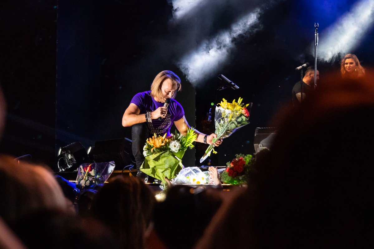 Днепровские поклонницы забросали певца цветами