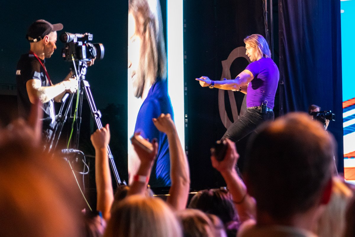 Артист постоянно взаимодействовал с залом