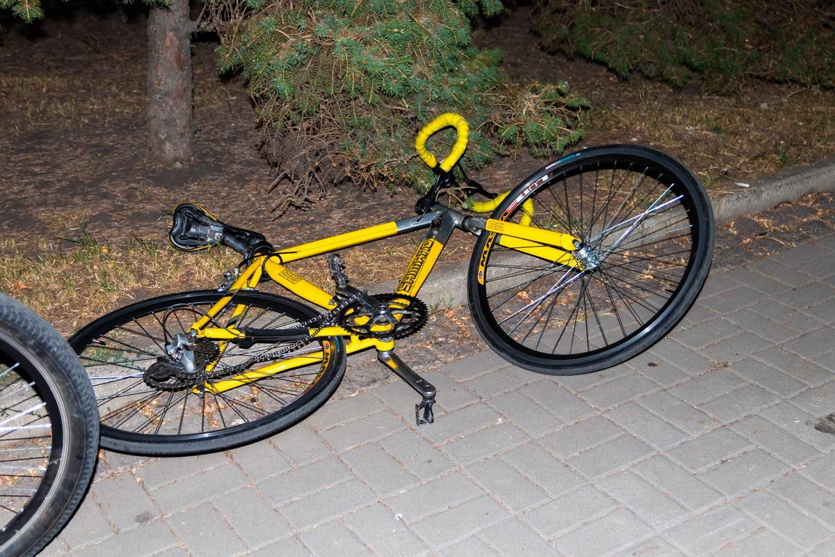 Автомобиль BMW сбил двух велосипедистов