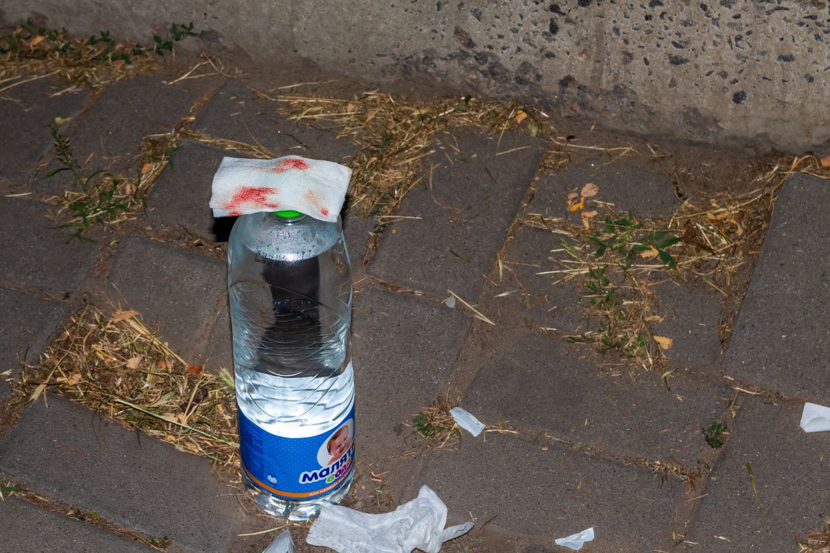 Парни переходили дорогу по пешеходному переходу