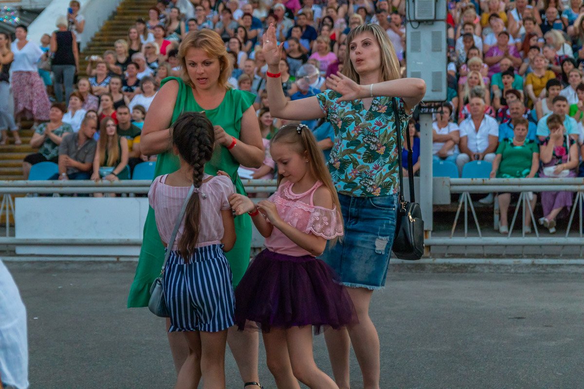 Мамы танцевали вместе с дочками