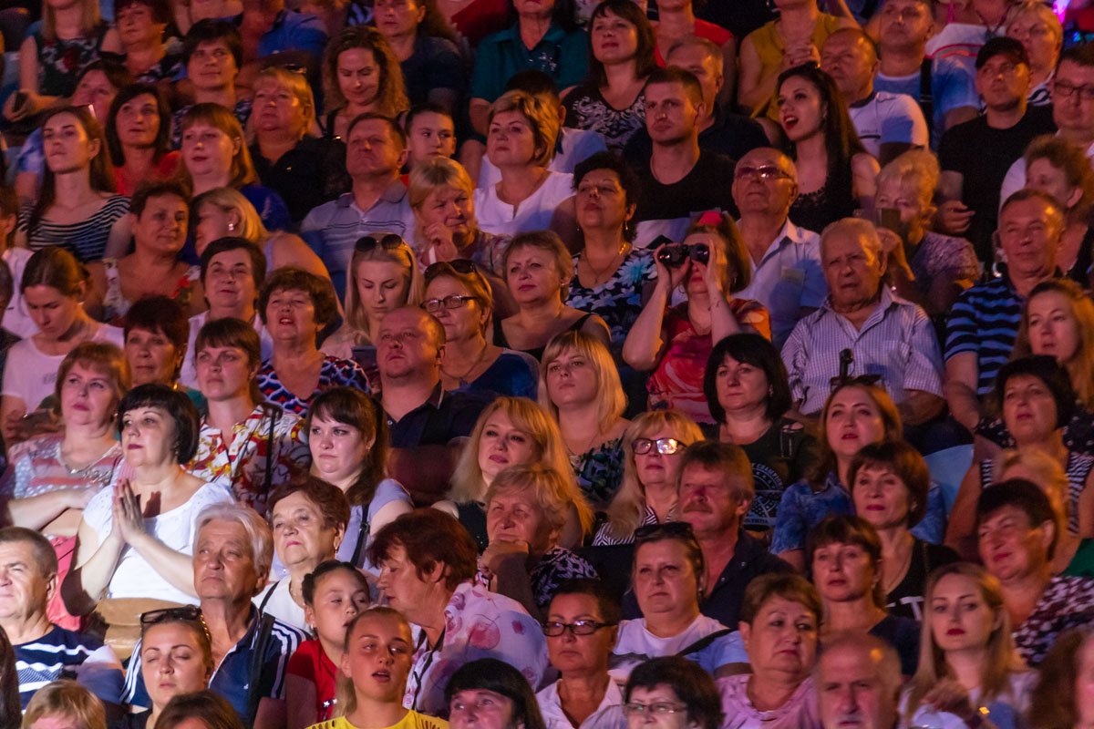 Днепровские поклонницы подготовились к концерту серьезно