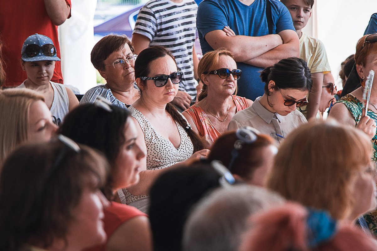 Пришли сотни людей