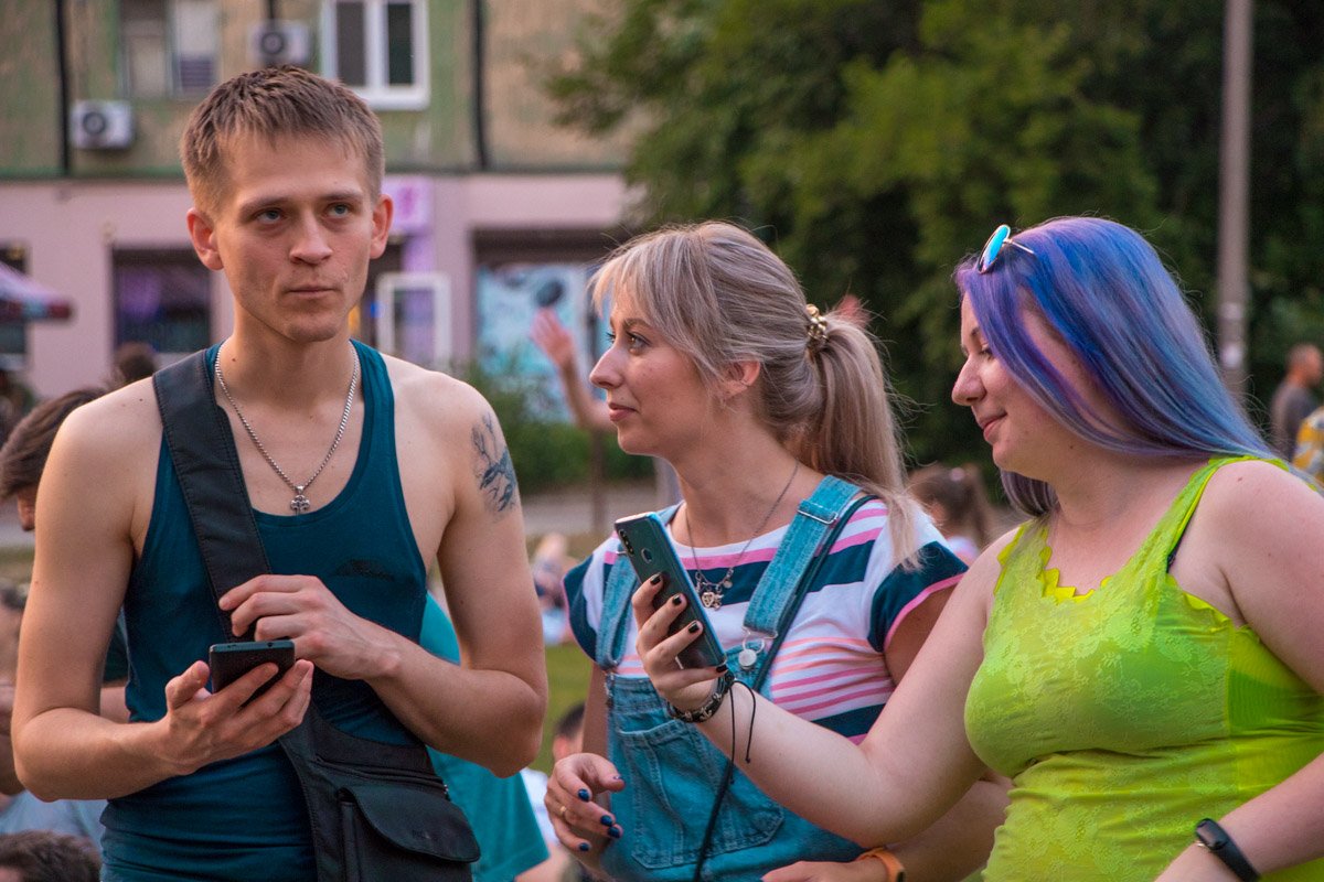 Многие пришли на мероприятие заранее, что бы занять лучшее место перед артистами